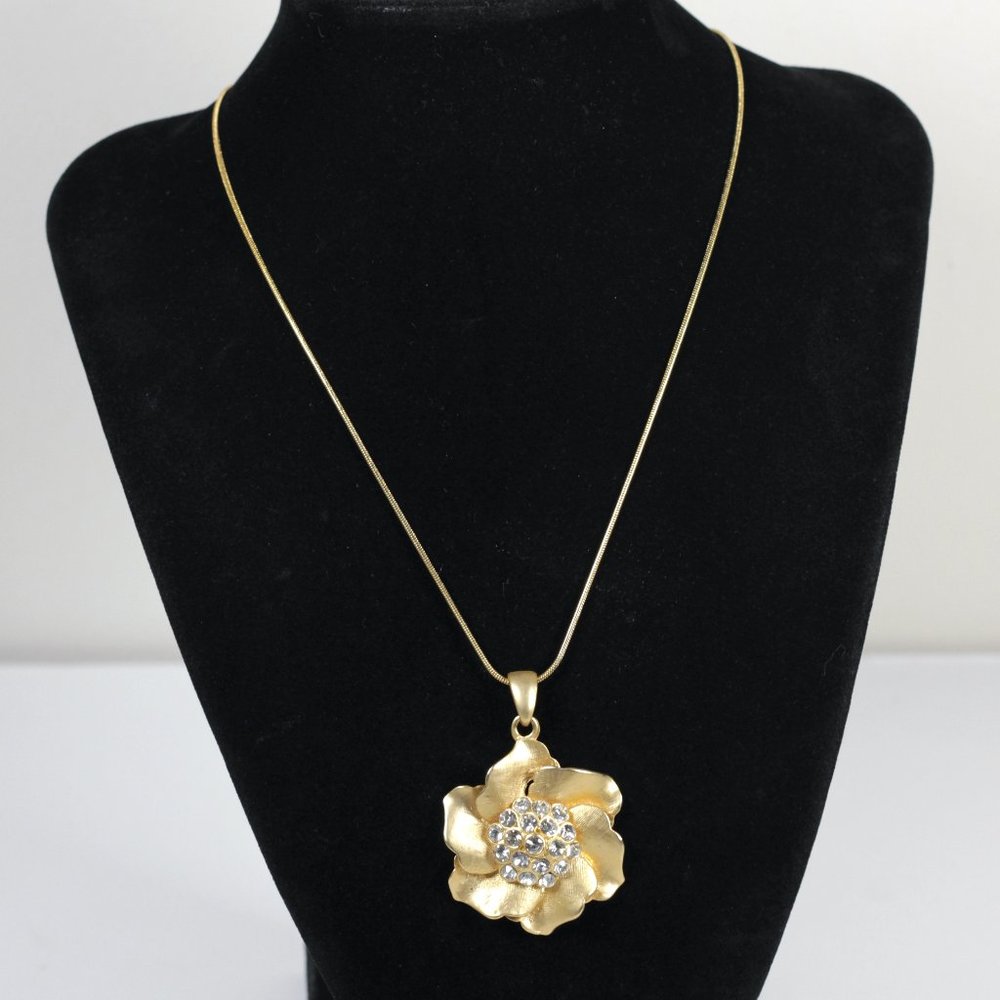 Vintage Gold Tone Rhinestone Flower Medallion Pendant Necklace
